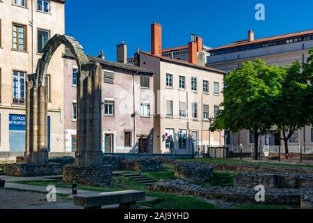 Lyon, Frankreich - 19. Juli 2018: Im archäologischen Garten sind die Reste der Denkmäler, von denen die Ältesten der alten bischöflichen Gruppe gehörte. Stockfoto