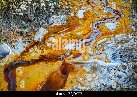 Toxische Freisetzung von gefährlichen Chemikalien fließt in den See mit chemischen Rückstände aus Kupfer Mine Ausbeutung gefüllt, Geamana Dorf Rosia Montana, Stockfoto