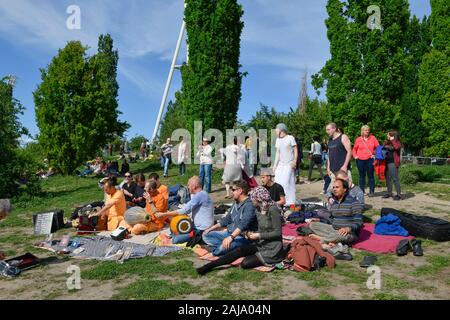 Hare-Krishna-Jünger im Mauerpark, Prenzlauer Berg, Pankow, Berlin, Deutschland Stockfoto