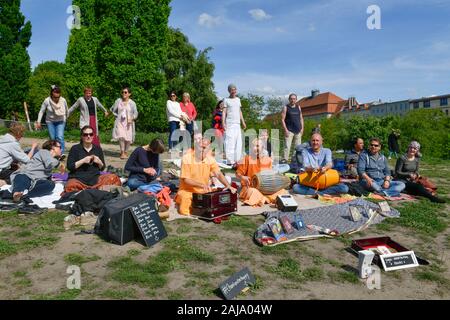 Hare-Krishna-Jünger im Mauerpark, Prenzlauer Berg, Pankow, Berlin, Deutschland Stockfoto