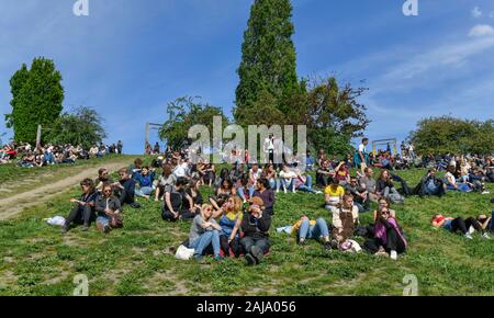 "Menschen im Mauerpark, Prenzlauer Berg, Pankow, Berlin, Deutschland Stockfoto