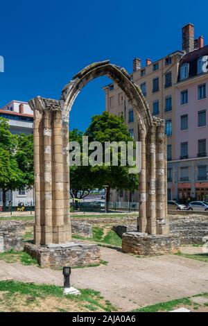 Lyon, Frankreich - 19. Juli 2018: Im archäologischen Garten sind die Reste der Denkmäler, von denen die Ältesten der alten bischöflichen Gruppe gehörte. Stockfoto