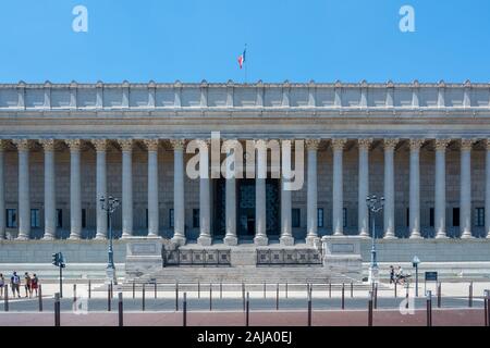 Lyon, Frankreich - 19. Juli 2018: Touristen vor dem Gerichtsgebäude von Lyon. Korinthischen Säulen schmücken den Haupteingang. Stockfoto