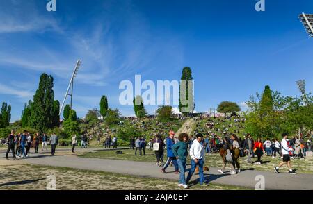 "Menschen im Mauerpark, Prenzlauer Berg, Pankow, Berlin, Deutschland Stockfoto