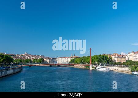 Lyon, Frankreich - 19. Juli 2018: Lyon Stadtbild mit Lyon Kathedrale, Fußgängerbrücke und das Court House. Stockfoto