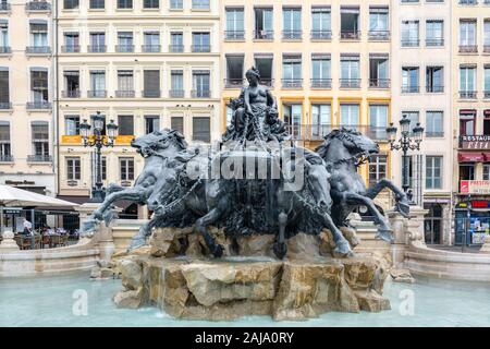 Lyon, Frankreich - 19. Juli 2018: Bartholdi Brunnen Skulpturen von Auguste Bartholdi 1892 Fredéric und errichtet auf dem Platz des Terreaux nach restor Stockfoto