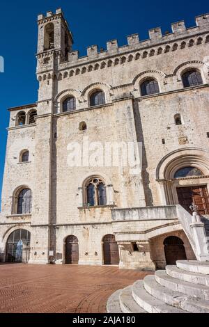 Der Palazzo dei Consoli in Piazza Grande befindet, stellt eine der eindrucksvollsten öffentlichen Gebäuden in Italien in Gubbio, mittelalterliche Stadt in Umbri Stockfoto