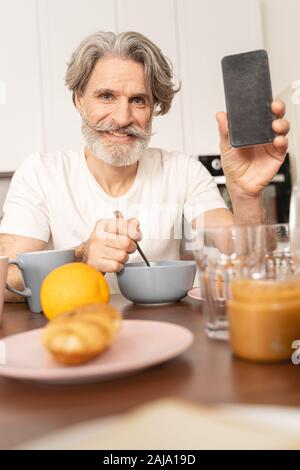 Schöner kaukasischer Mann posiert für die Kamera Stockfoto
