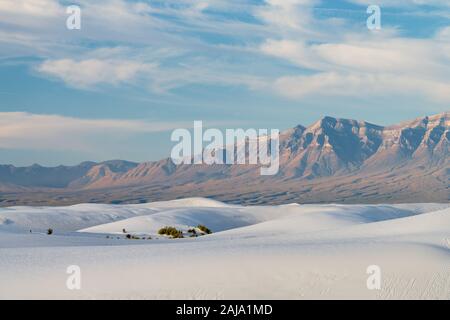 Sand Wellen in den Dünen und dem San Andreas Berge im White Sands National Monument in der Nähe von Alamogordo, New Mexico Stockfoto