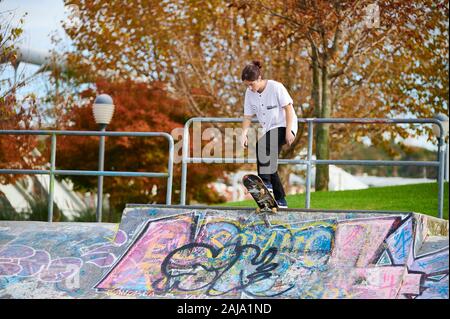 Junge Frau, Skateboard Stockfoto