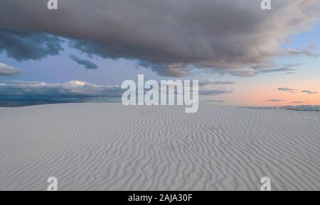 Sonnenuntergang am White Sands National Monument aus dem Hinterland Trail in der Nähe von Alamogordo, New Mexico Stockfoto
