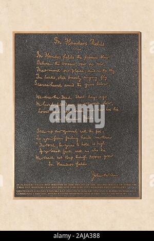 In Flanders Fields, ein Krieg, Gedicht von der Kanadischen Oberstleutnant John McCrae (1872-1918), im Essex Farm Friedhof in Ypern, Belgien Stockfoto