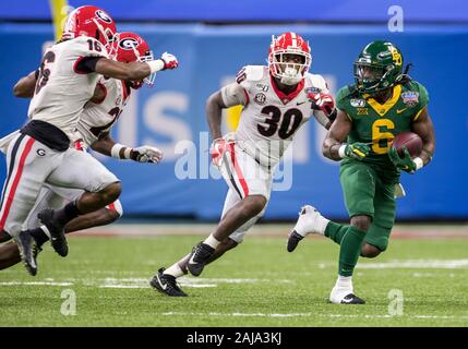 Januar 01, 2020: Baylor zurück laufen JaMycal Übereilte (6) läuft mit dem Ball als Georgia Verteidiger während der NCAA Football Spiel Action zwischen dem Georgia Bulldogs und die Baylor Bears bei Mercedes-Benz Superdome in New Orleans, Louisiana verfolgen. Georgia besiegt Baylor 26-14. Johann Mersits/CSM Stockfoto