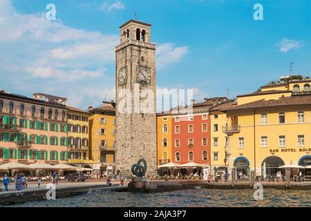 RIVA DEL GARDA, ITALIEN - Juni 6, 2019: Der Hafen und Torre Apponale Turm. Stockfoto