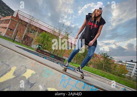 Junge Frau, Skateboard Stockfoto