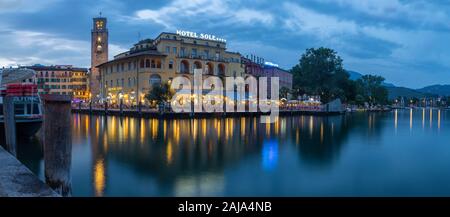 RIVA DEL GARDA, ITALIEN - Juni 6, 2019: Die Stadt von Süden mit den Alpen im Hintergrund. Stockfoto