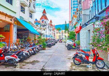PATONG BEACH, Thailand - 30 april, 2019: Das Fahrrad parken entlang der ruhigen touristische Straße von Kathu Bezirk Resort, am 30. April in Patong Stockfoto