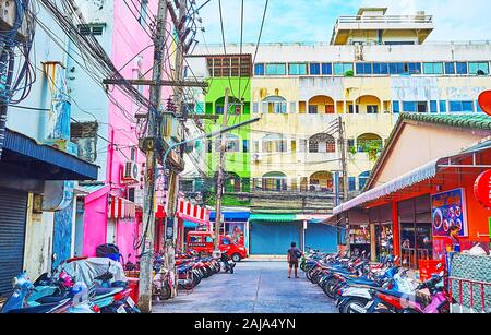 PATONG BEACH, THAILAND - 30. APRIL 2019: Die schmale Straße von Patong Beach mit bunten Wohnhäuser und kleine Cafes, am 30. April in Patong Stockfoto