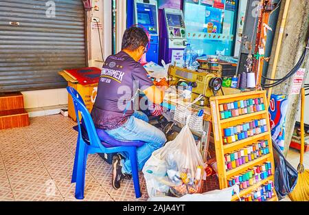 PATONG BEACH, THAILAND - 30. APRIL 2019: Die Kanalisation bei der Arbeit in seinem Outdoor Kleidung reparieren Workshop, der am 30. April in Patong Stockfoto