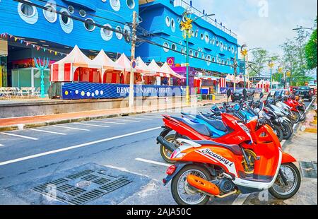 PATONG BEACH, THAILAND - 30. APRIL 2019: Die Linie der Fahrräder, entlang der touristischen Straße von Resort geparkt, am 30. April in Patong Stockfoto