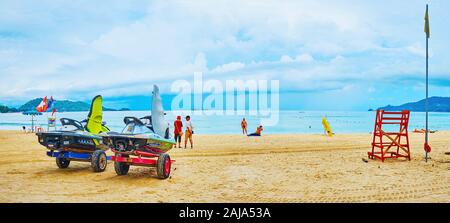 PATONG BEACH, Thailand - 30 april, 2019: Panorama der zentralen Strand des Resorts mit Blick auf das Meer Motorroller Anhänger bei der Vermietung, der am 30. April in Patong Stockfoto