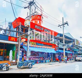 PATONG BEACH, THAILAND - 30. APRIL 2019: Die interessante Läden, Clubs und Cafés Haus in touristische Bangla Road, am 30. April in Patong Stockfoto