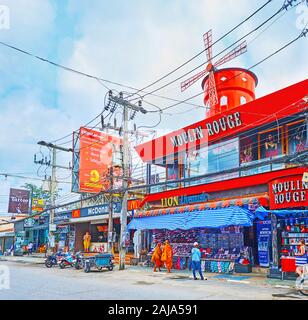 PATONG BEACH, Thailand - 30 april, 2019: Äußere des berühmten Moulin Rouge night club, in der Bangla Road entfernt, am 30. April in Patong Stockfoto