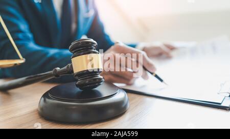 Rechtsanwalt Richter Lesen von Dokumenten am Schreibtisch im Gerichtssaal. Stockfoto