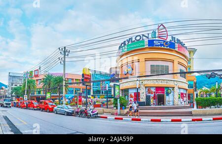 PATONG BEACH, Thailand - 30 april, 2019: Die kathu Bezirk Resort mit Blick auf Jungceylon Shopping Mall und moderne Hotels, am 30. April in Patong Stockfoto