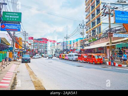 PATONG BEACH, Thailand - 30 april, 2019: Einer der zentralen Straßen der Resort ist mit Hotels gesäumt, Marktstände und Läden und Cafés, am 30. April in Patong Stockfoto