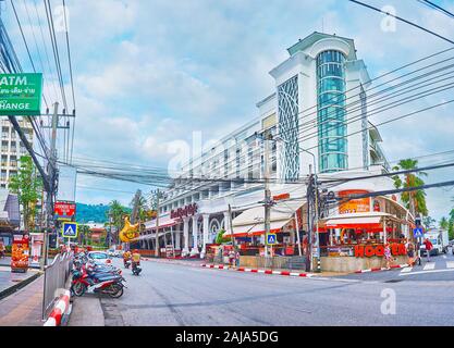 PATONG BEACH, Thailand - 30 april, 2019: Das Gebäude der modernes Hotel mit Hard Rock Cafe im Erdgeschoss, am 30. April in Patong Stockfoto