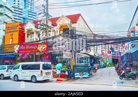 PATONG BEACH, Thailand - 30 april, 2019: Das Straßenbild mit modernen Häuser, Geschäfte, Marktstände und bungles von elektrischen Drähten, am 30. April in Patong Stockfoto