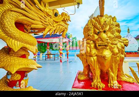 Die Statue des Goldenen 4-Stellen 4-köpfe Löwe und Schlange bewachen den Eingang zum Sam Sae Chu Hütte chinesische Schrein, Phuket City, Thailand Stockfoto