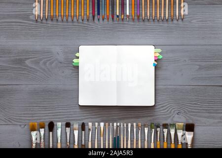 Kreative Kunst Tabelle Konzept, leeres Notizbuch Skizzenbuch auf grau Holz- Hintergrund Stockfoto