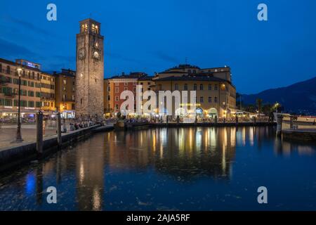 RIVA DEL GARDA, ITALIEN - Juni 6, 2019: Die Stadt von Süden mit den Alpen im Hintergrund. Stockfoto