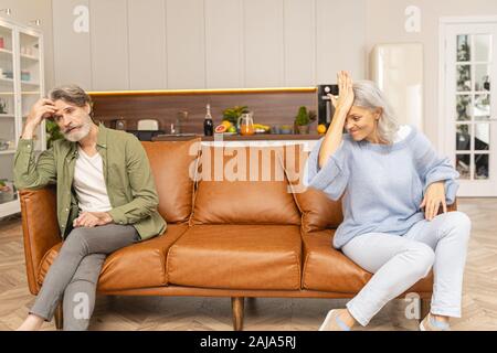 Traurige leise reifen männlichen leiden unter Kopfschmerzen Stockfoto