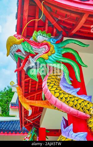 In der Nähe von Drachen, um die Spalte von Sam-Sae-Chu Hütte chinesische Schrein, Phuket City, Thailand verdreht Stockfoto