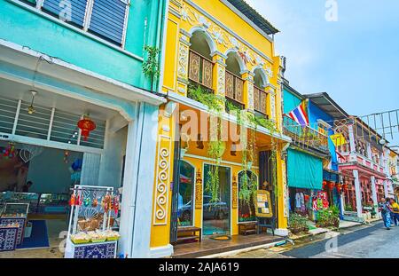 PHUKET, Thailand - 30 april, 2019: Erkunden Sie sino-Architektur der Altstadt mit vielen malerischen erhaltenen und restaurierten Stadthäusern, am 30. April in Stockfoto