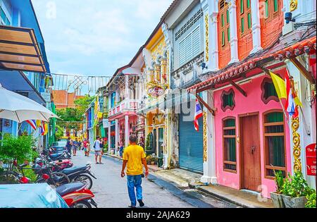 PHUKET, Thailand - 30. APRIL 2019: Die reizvolle Stadthäuser der Chinesischen Barock sind siehe Wahrzeichen von Phuket Stadt, am 30. April in Phuket Stockfoto