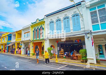 PHUKET, Thailand - 30. APRIL 2019: Die Linie der Portugiesisch-chinesischen Peranakan Häuser in Thalang Road - beliebter Touristenort mit kleinen Cafes, Souvenirläden sto Stockfoto