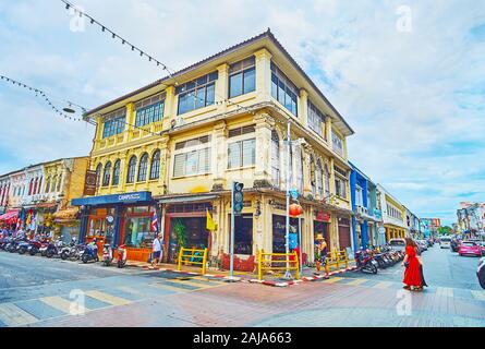 PHUKET, Thailand - 30 april, 2019: 3-stöckiges Stadthaus in Thalang Road Ecke der Altstadt mit Shop und ein Cafe im Erdgeschoss, am 30. April in Ph Stockfoto