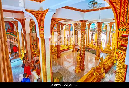 Hua Hin, Thailand - 30 april, 2019: Die Spalte Hall des Wat Chalong Pagode mit verzierten Säulen und Golden Buddha Bilder, am 30. April in Chalong Stockfoto