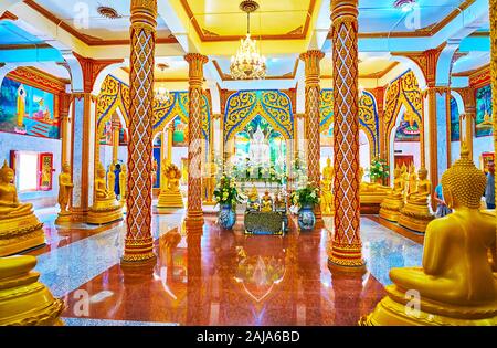 Hua Hin, Thailand - 30 april, 2019: Das Gebet Hall des Wat Chalong Pagode ist mit herrlichen Säulen, Wandmalereien, die das Leben des Buddha, vergoldeten Ima Stockfoto