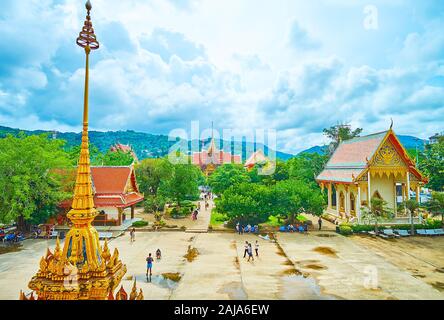 Hua Hin, Thailand - 30. APRIL 2019: Die heiligtümer auf dem Gelände des Wat Chalong Tempel Komplex mit Blick auf die Spitze und Finial der chedi auf dem f Stockfoto