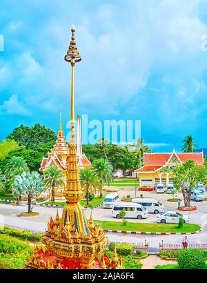 Hua Hin, Thailand - 30 april, 2019: Der Turm und die hti Schirm finial Der chedi vor dem Tempel der Wat Chalong Tempel, der am 30. April in Chalo Stockfoto