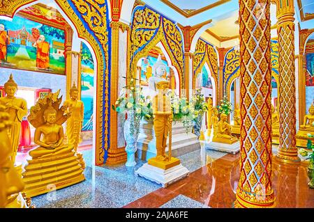 Hua Hin, Thailand - 30. APRIL 2019: Die hervorragende Ausstattung der Wat Chalong Pagode mit relief Ornamente auf Wände und Säulen, Wandbilder, Buddha Bilder ein Stockfoto