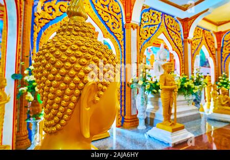 Hua Hin, Thailand - 30 april, 2019: Blick auf den Wat Chalong Pagode Innenraum durch den Kopf des Buddha Bild, am 30. April in Chalong Stockfoto