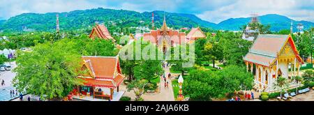 Hua Hin, Thailand - April 30, 2019 Panorama: Wat Chalong Tempel mit seinen ubosot inmitten der Garten- und Schreine von beiden Seiten, am 30. April in Stockfoto