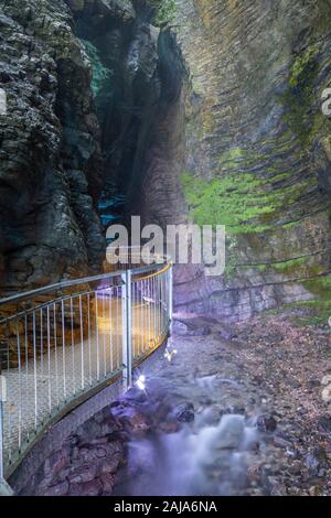RIVA DEL GARDA, ITALIEN - Juni 7, 2019: Der Wasserfall in der Höhle Cascata Varone in der Nähe des Riva del Garda, Lago di Garda See. Stockfoto