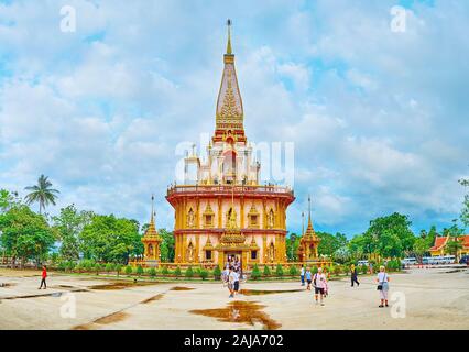 Hua Hin, Thailand - 30 april, 2019: Panorama der Großen Platz rund um das herausragende Gebäude der Wat Chalong Chedi, mit vergoldeten Mustern verziert, ich Stockfoto